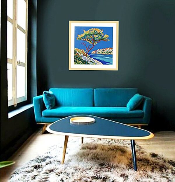 Côté calanque in situ Tableau mis en situation dans un petit salon cosy, peinture par Meryl