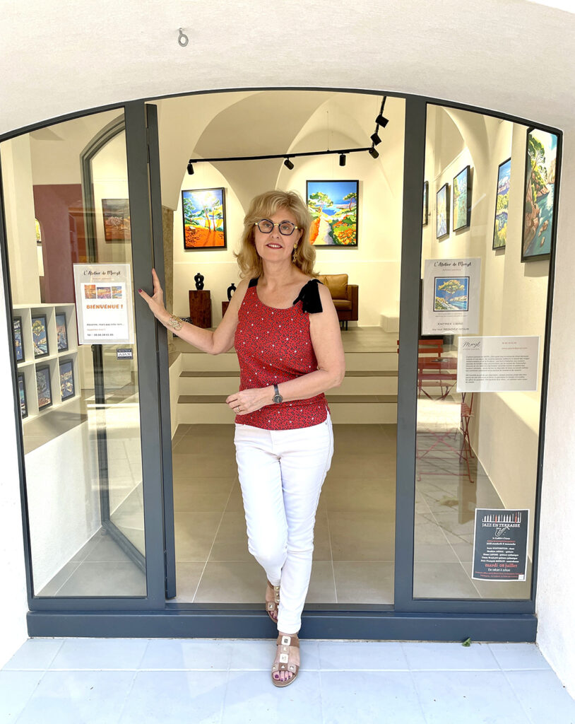 L’artiste peintre Meryl accueillant les visiteurs dans sa galerie exposition de tableaux contemporains