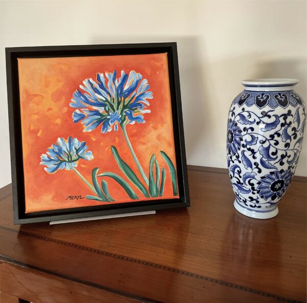 Série Petits formats, mise en situation du tableau "Duo d'agapanthes", bleu et orange, acrylique sur toile par Meryl artiste peintre
