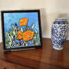 Mise en situation du tableau Promesse d'été, sur une commode, pavots de Californie orange, peinture acrylique par Meryl