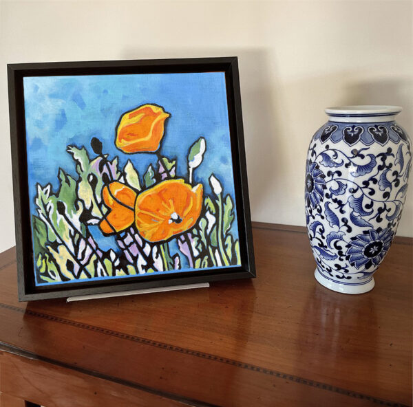 Mise en situation du tableau Promesse d'été, sur une commode, pavots de Californie orange, peinture acrylique par Meryl