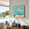 Dolce Vita - In situ Tableau contemporain Dolce Vita exposé dans un intérieur de bord de mer lumineux, apportant une ambiance estivale et méditerranéenne.