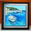 Tableau petit format, barque dans petit port en Méditerranée par l'artiste Meryl présenté dans un cadre américain noir